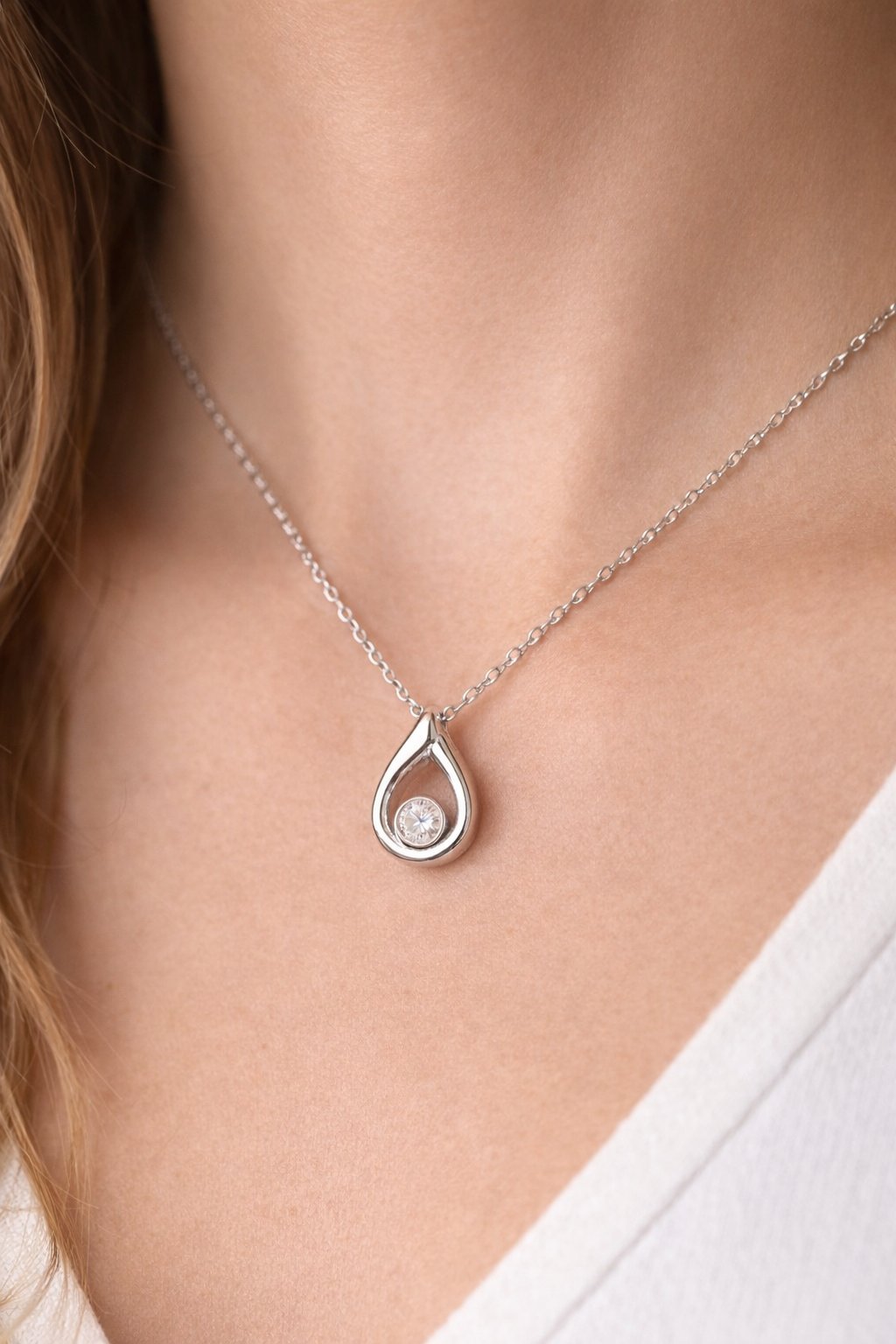 Élania - Sterling Silver Teardrop Necklace with Cubic Zirconia